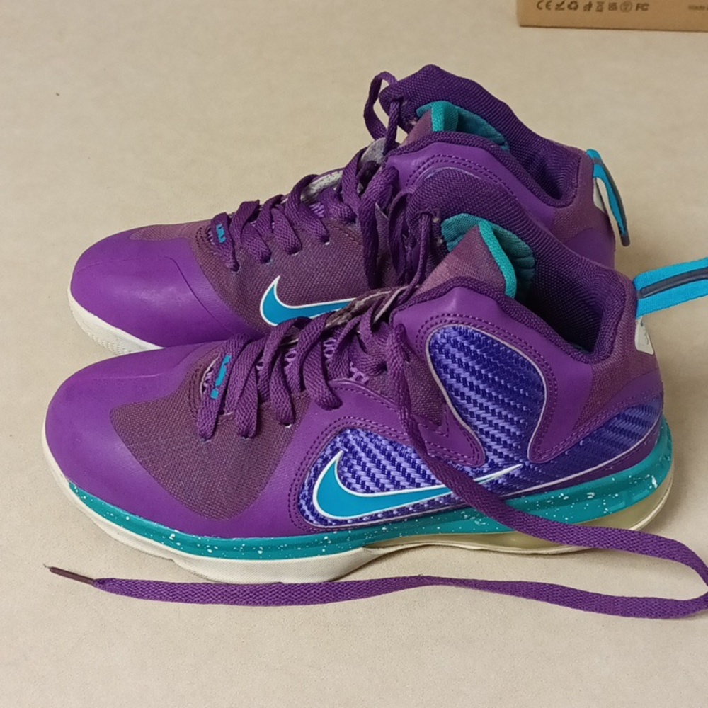 Girls Nike Lebron 9 Summit Lake Hornets Size 5.5